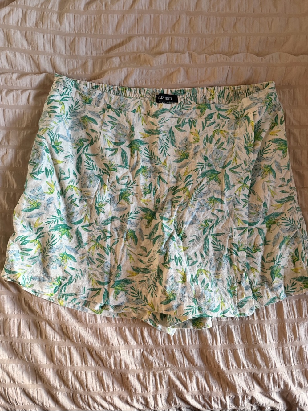 Ellen Tracy Linen-Blend Tropical Leaf Print Shorts in White and Green